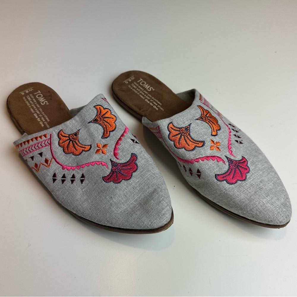 TOMS Chambray Jutti Embroidered Mule Flats | Grey | Size 8.5